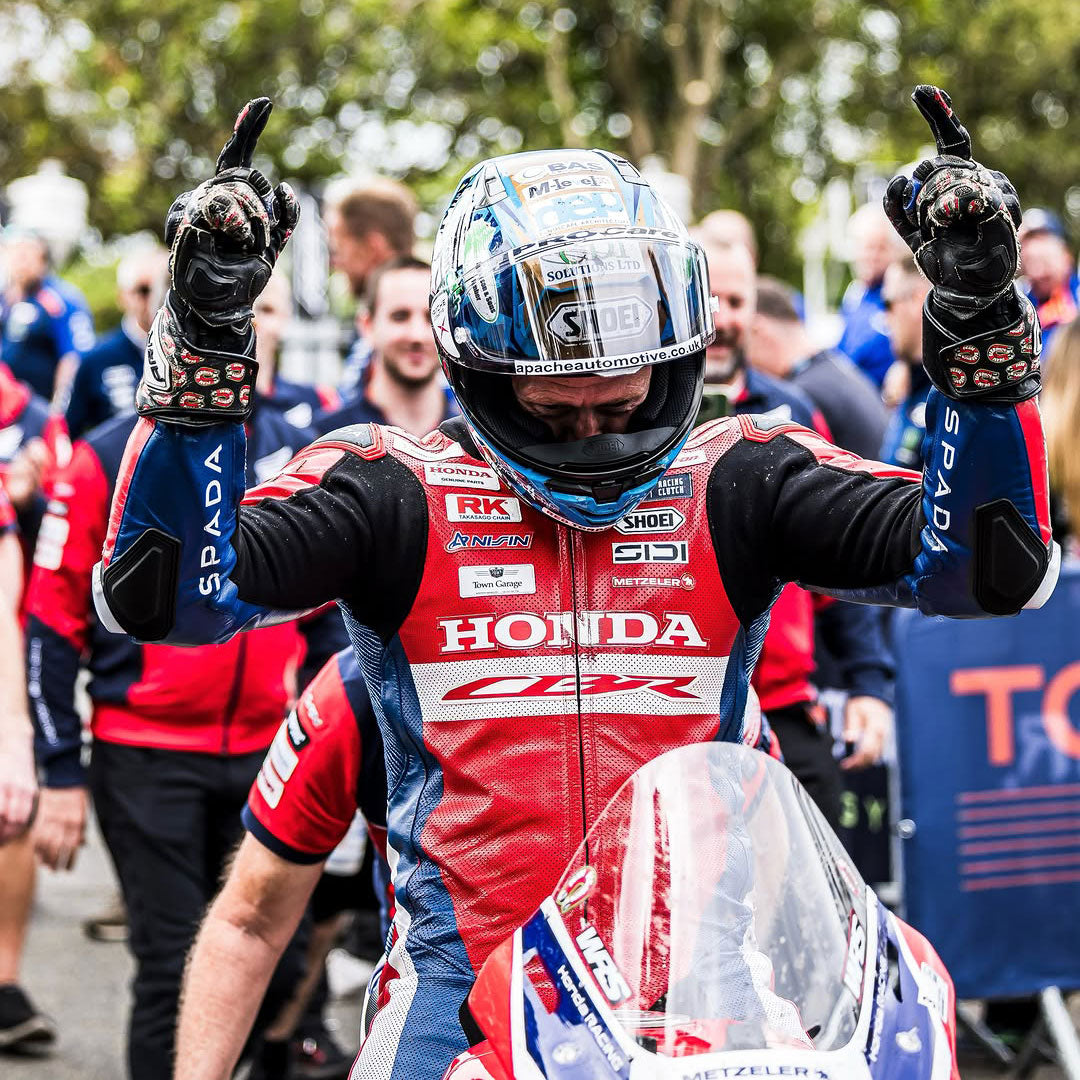 Dean Harrison wearing honda and Spada racesuit and SHOEI motorbike helmet when winning the Superbike TT Race 2026
