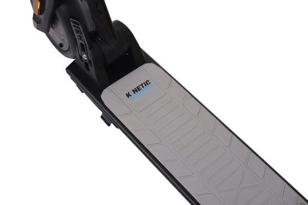 Anti-slip footplate on SPADA Kinetic Pro folding electric scooter