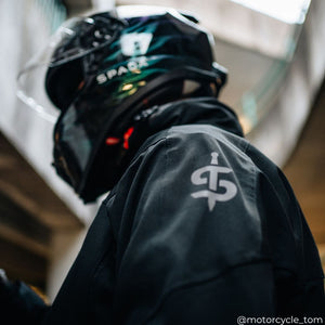 closeup of biker on side wearing black waterproof spada motorcycle jacket with sp18 dark chameleon motorbike helmet with clear visor