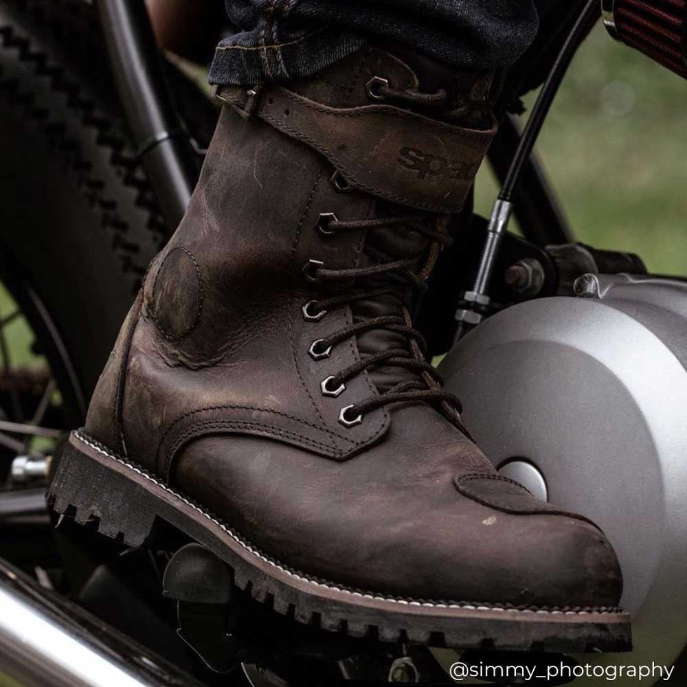 pilgrim-brown-model03.jpg__PID:139f68a4-eb32-4793-a4c5-c55efc41eb35