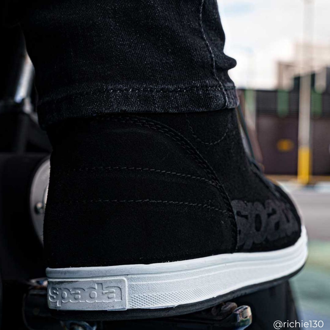 striders-model02.jpg__PID:a8ae910d-f698-40c2-86ab-b1af0bcef98d